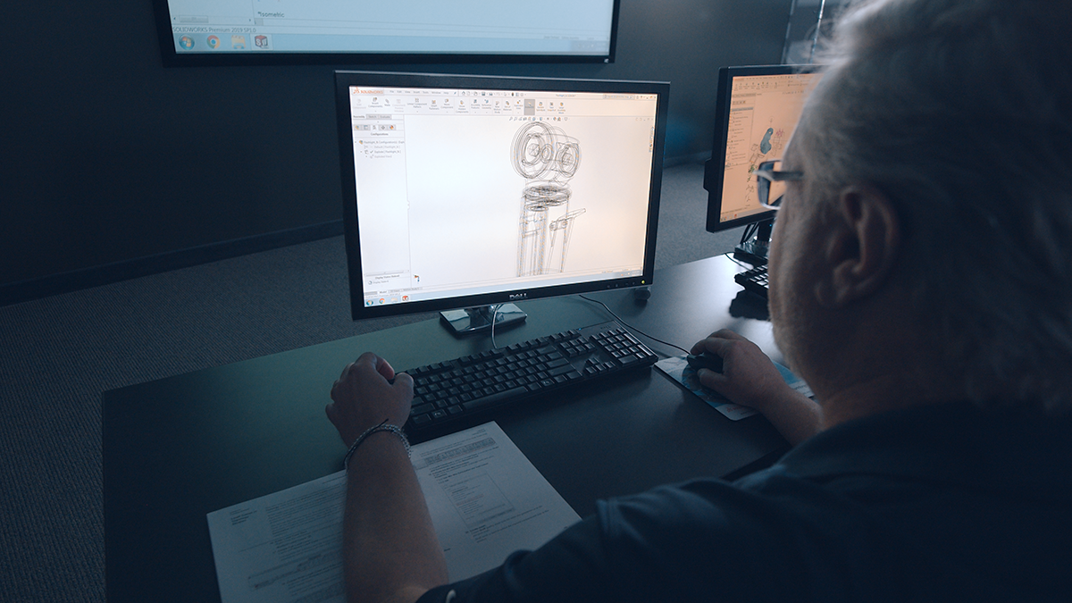 Person using fully define sketch in SOLIDWORKS