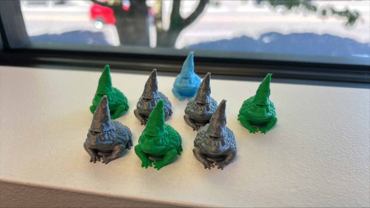 3D printed D&D wizard frogs