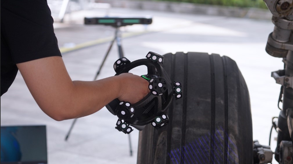 The SCANTECH NimbleTrack scanning an aeroplane wheel utilizing the targetless and wireless setup
