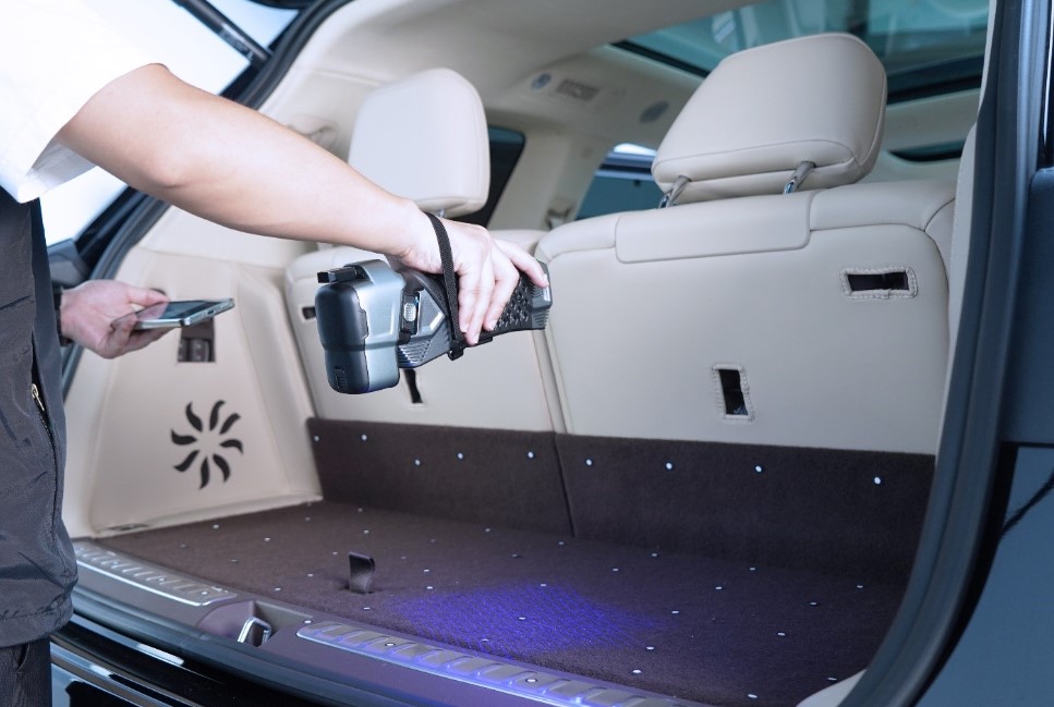 The SIMSCAN – E scanning the trunk of a car 
