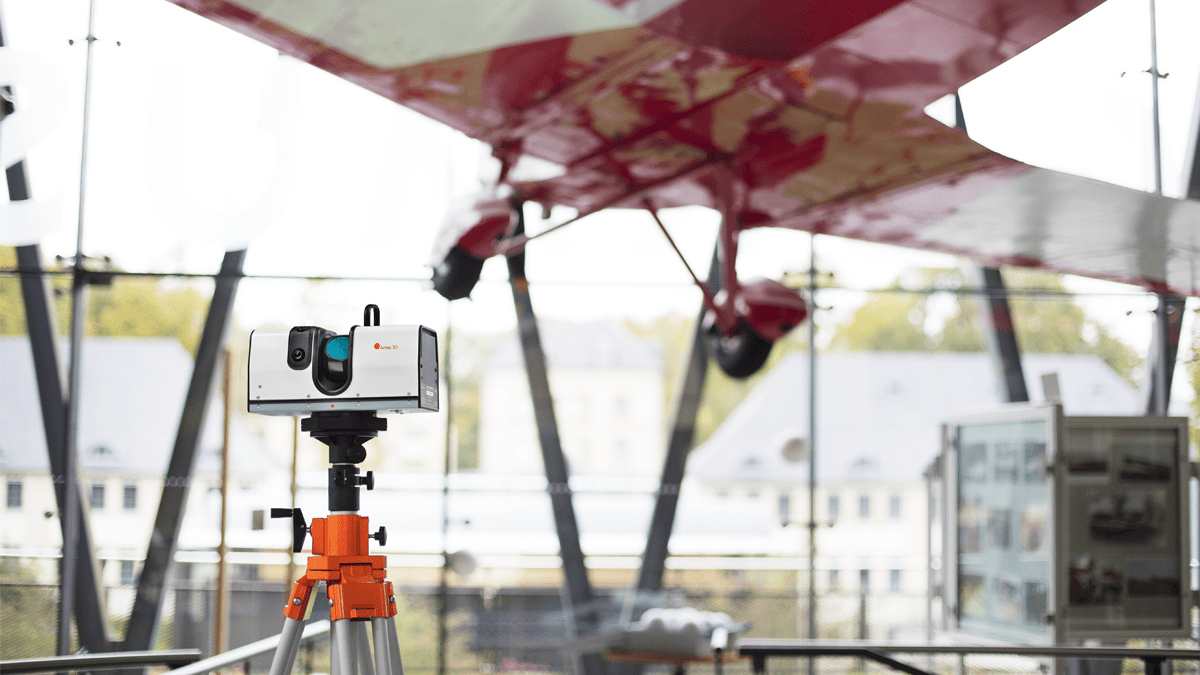 artec ray 3d scanner pointed at a plane